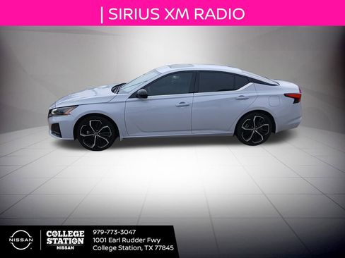 Used 2025 Nissan Altima 2.5 SR w/ SR Premium Package image 7