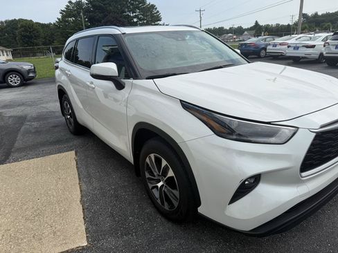 Used 2021 Toyota Highlander XLE AWD/4WD image 5