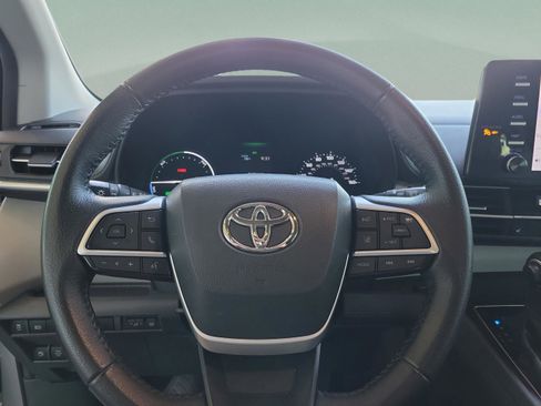 Used 2023 Toyota Sienna XLE image 11