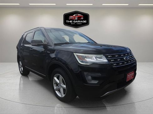 Used 2017 Ford Explorer XLT w/ Equipment Group 201A AWD/4WD image 8