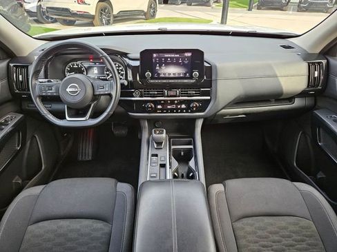 Used 2024 Nissan Pathfinder SV image 10