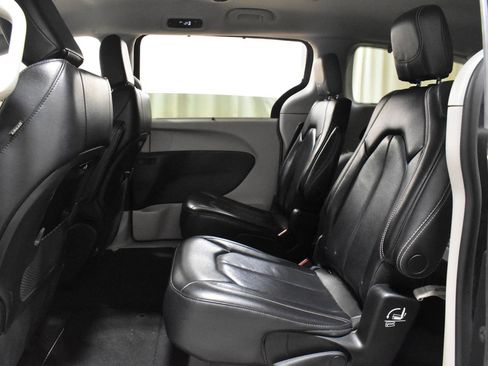Used 2022 Chrysler Pacifica Touring-L FWD image 8