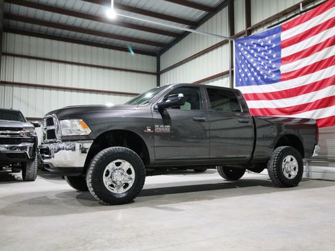 Used 2017 RAM 2500 Tradesman w/ Chrome Appearance Group AWD/4WD image 4