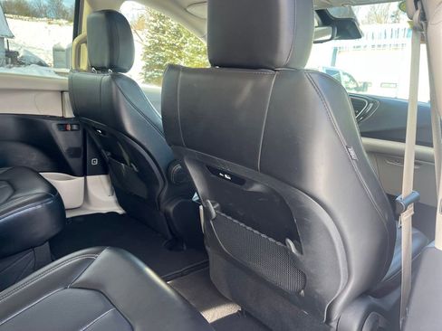 Used 2024 Chrysler Pacifica Touring-L image 35