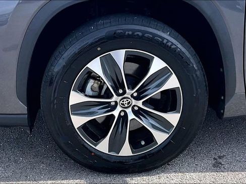 Used 2024 Toyota Highlander XLE FWD image 34