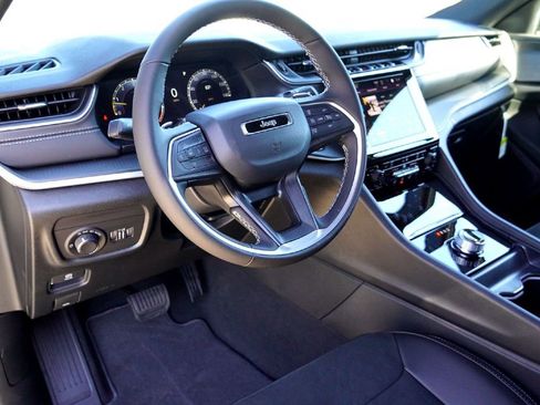 New 2025 Jeep Grand Cherokee L Altitude image 9