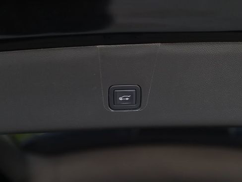 Used 2023 Chevrolet Traverse RS FWD image 32