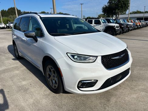 Used 2023 Chrysler Pacifica Limited AWD/4WD image 22