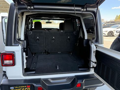 Used 2019 Jeep Wrangler Unlimited Sahara image 17
