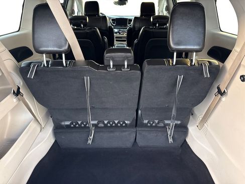 Used 2024 Chrysler Pacifica Touring-L image 13