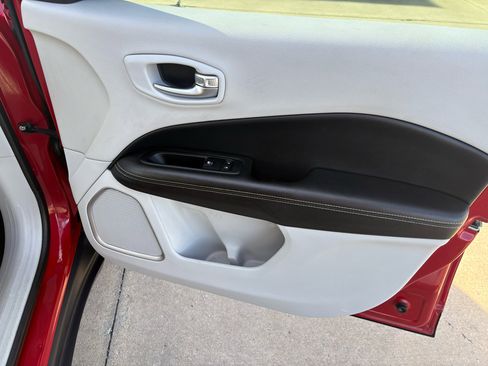 Used 2018 Jeep Compass Latitude image 41