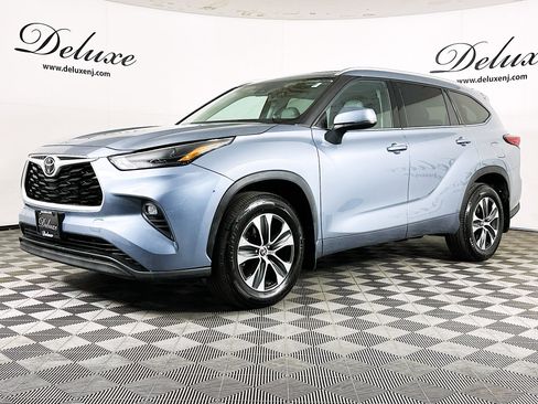 Used 2022 Toyota Highlander XLE AWD/4WD image 3