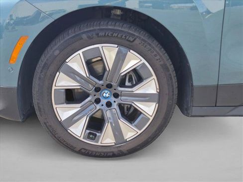 Used 2024 BMW iX xDrive50 w/ Premium Package AWD/4WD image 22