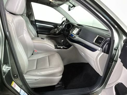 Used 2015 Toyota Highlander XLE AWD/4WD image 31