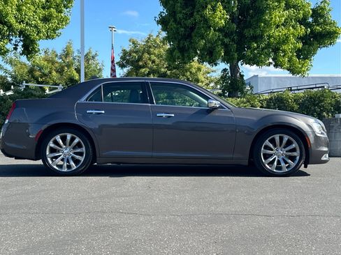 Used 2019 Chrysler 300 Limited RWD image 3