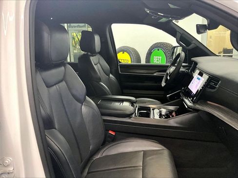 Used 2024 Jeep Wagoneer L Series III w/ Flexible Seating Group AWD/4WD image 11