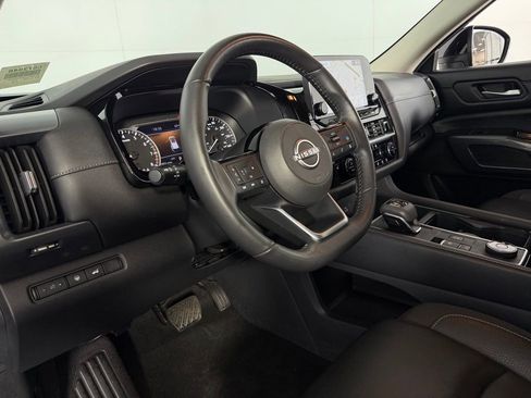 Used 2025 Nissan Pathfinder SL image 13