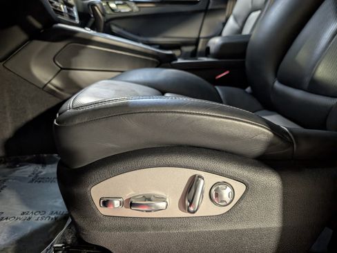 Certified 2022 Porsche Macan S AWD/4WD image 19