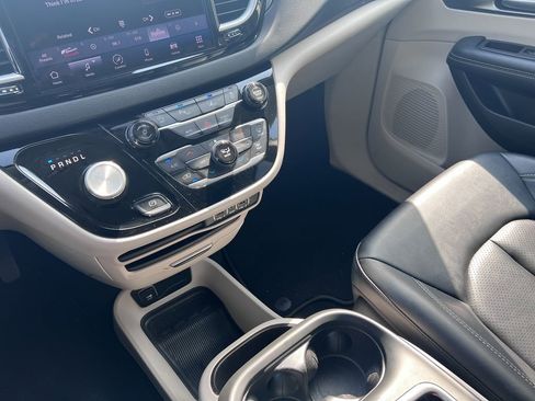Used 2024 Chrysler Pacifica Touring-L image 21