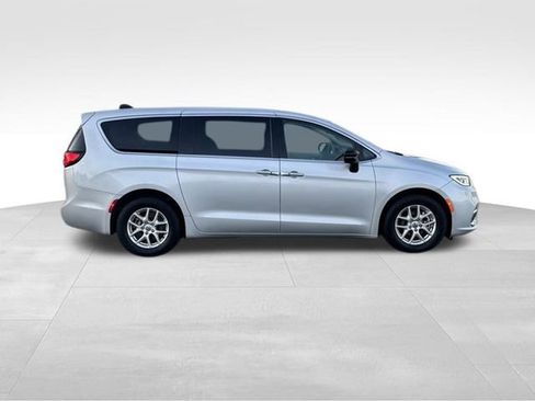 Used 2024 Chrysler Pacifica Touring-L image 9