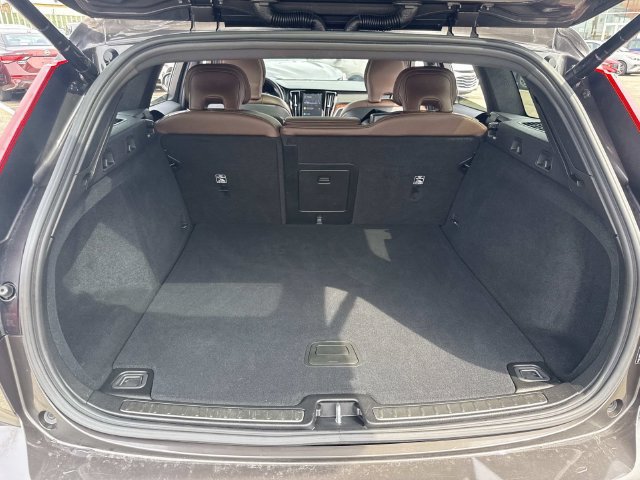 Used 2025 Volvo V60 B5 Cross Country Plus AWD/4WD image 9