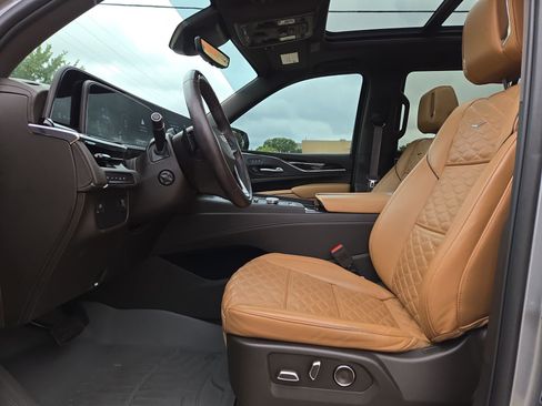 Used 2023 Cadillac Escalade Premium Luxury AWD/4WD image 16