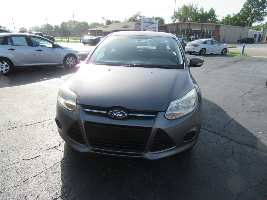 Used 2014 Ford Focus SE w/ SE Winter Package FWD image 2