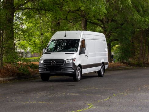 Used 2022 Mercedes-Benz Sprinter 2500 image 42