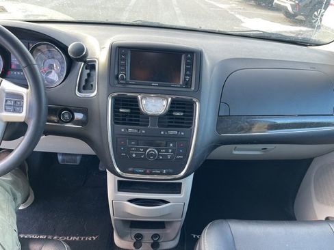 Used 2016 Chrysler Town & Country Touring w/ Driver Convenience Group image 20