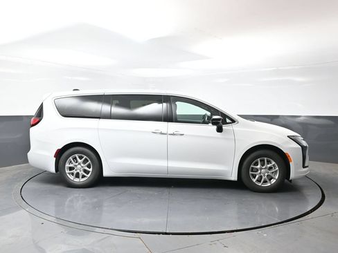 New 2027 Chrysler Pacifica Select FWD image 2