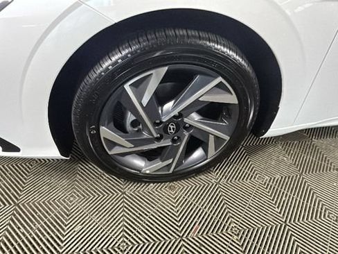 Certified 2025 Hyundai Elantra SEL FWD image 9