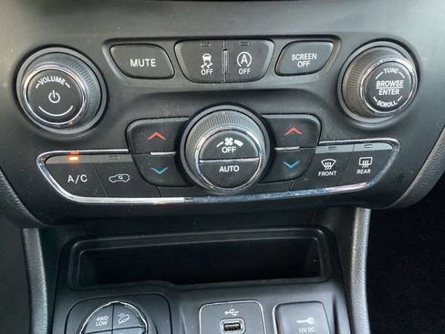 Used 2019 Jeep Cherokee Trailhawk w/ Cold Weather Group AWD/4WD image 30