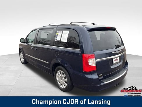Used 2016 Chrysler Town & Country Touring image 8