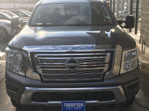 Used 2024 Nissan Titan SV w/ SV Convenience Package image 2