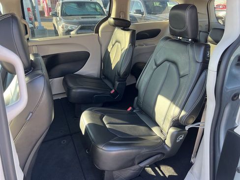 Used 2024 Chrysler Pacifica Touring-L image 11