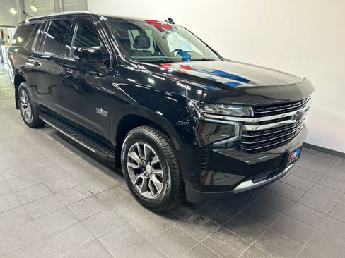 Used 2022 Chevrolet Suburban LT w/ Luxury Package AWD/4WD image 2