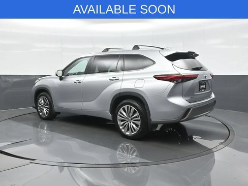 Used 2022 Toyota Highlander Platinum AWD/4WD image 5