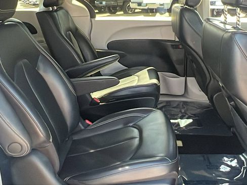 Used 2023 Chrysler Pacifica Touring-L image 21