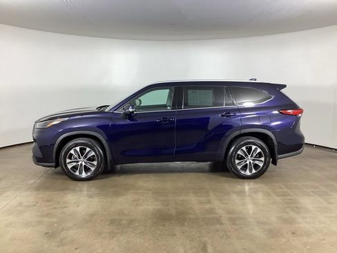 Used 2022 Toyota Highlander XLE AWD/4WD image 18