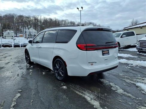 Certified 2021 Chrysler Pacifica Touring-L w/ Uconnect Theater Family Group image 5