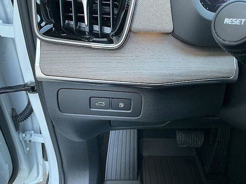 New 2026 Volvo XC90 T8 Plus w/ Protection Package Premier AWD/4WD image 18