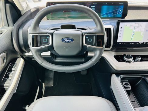 Used 2025 Ford Expedition Active AWD/4WD image 21