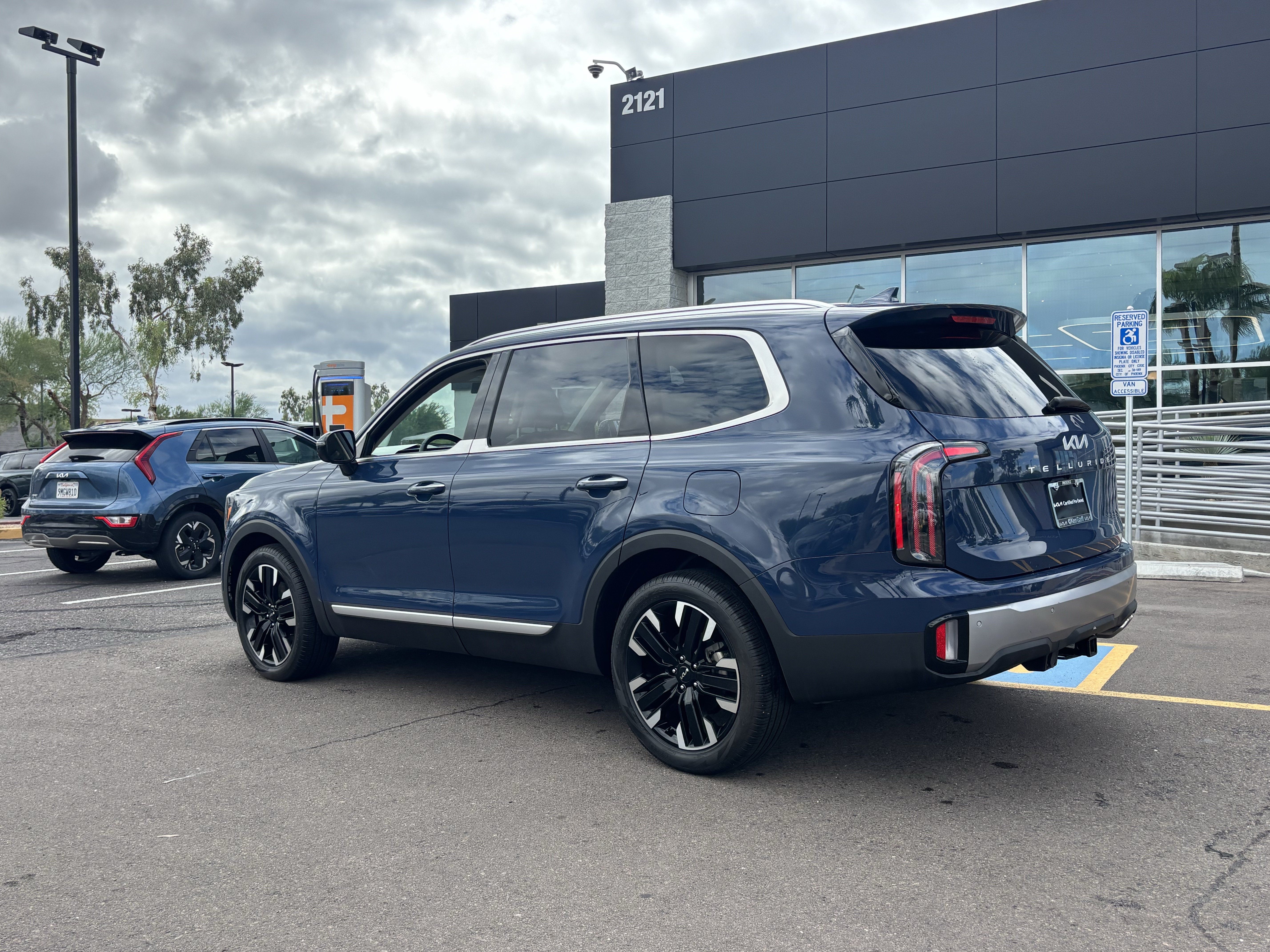 Certified 2024 Kia Telluride SX w/ Towing Package FWD image 4