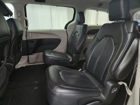 Used 2019 Chrysler Pacifica Touring-L FWD image 22