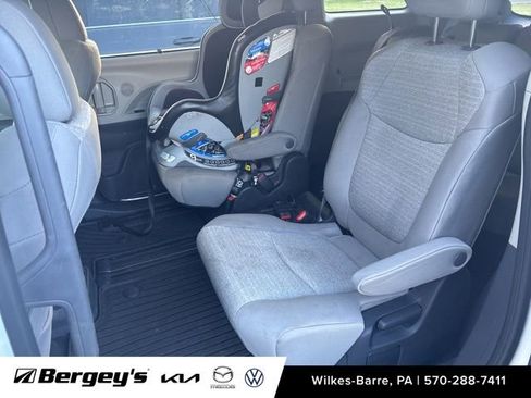 Used 2022 Toyota Sienna LE AWD/4WD image 5