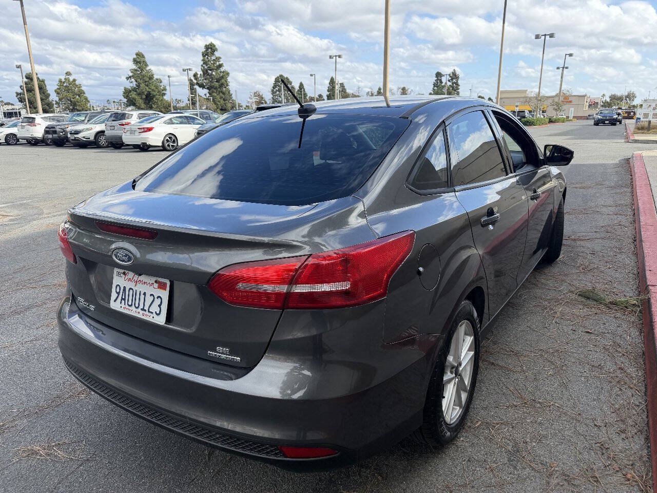 Used 2016 Ford Focus SE FWD image 4