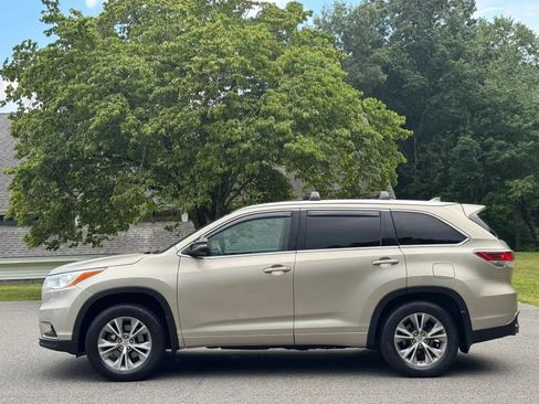 Used 2014 Toyota Highlander XLE AWD/4WD image 4