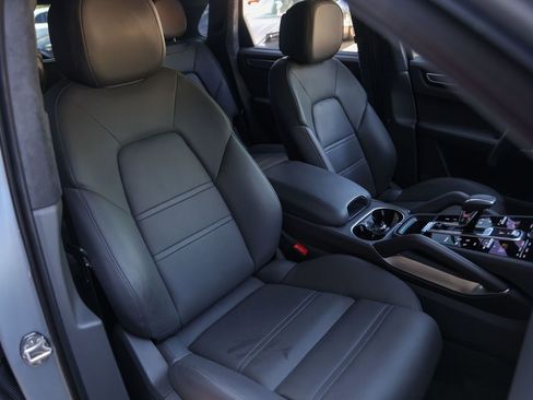 Certified 2022 Porsche Cayenne Turbo AWD/4WD image 36