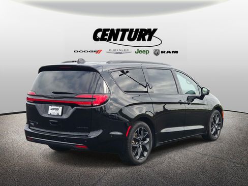 Used 2025 Chrysler Pacifica Limited FWD image 4