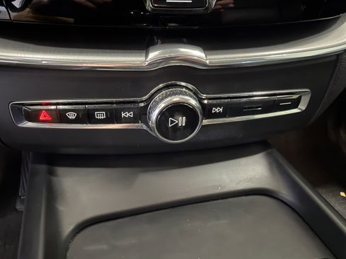 Used 2019 Volvo XC60 T5 Momentum w/ Multimedia Package image 18